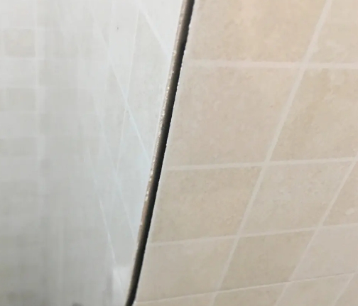 烟台市瓷砖空鼓维修公司分享阳台瓷砖脱落的修复过程可以分为以下几个步骤