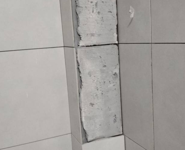 烟台市瓷砖空鼓维修公司分享下瓷砖施工前基层浇水润湿程度不足，可能导致以下问题