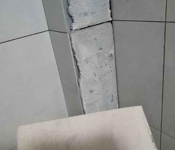 烟台市瓷砖空鼓维修公司分享下厨房瓷砖脱落的补救措施。
